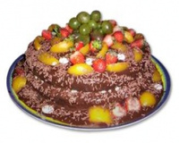 Bolo de chocolate com frutas