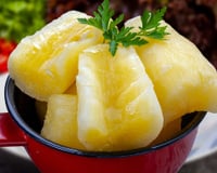Pare de cozinhar mandioca só em água: o segredo de chef para deixar o ingrediente macio e desmanchando na boca