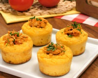 Achei que cupcake só combinava com doce até provar esta versão salgada de milho com recheio de frango