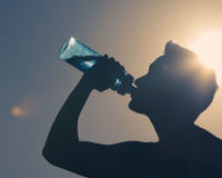 Num calor de matar, é assim que me mantenho hidratada mesmo fora de casa: dicas para colocar em prática neste verão