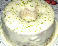 Bolo de iogurte com cobertura de leite condensado e limão