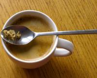 Café com gengibre parece inusitado, mas aqui estão os benefícios de combinar os dois