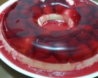 Sobremesa de morango com gelatina e pudim