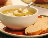 Sopa de ervilha na tigela acompanhada de rodelas de pão