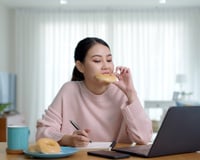 Após estudar algumas moscas, cientistas chegaram a uma conclusão: comer açúcar depois de estudar é uma boa ideia