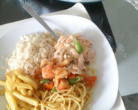 Salmão assado com leite de coco e legumes