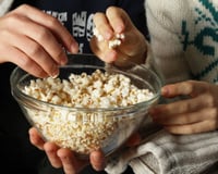 Pipoca além do cinema: entenda como ela melhora o intestino e protege sua saúde cardiovascular se você fizer do jeito certo