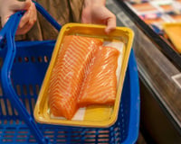 Bandejas de carne no supermercado: o que significam as cores vermelha, amarela e preta?
