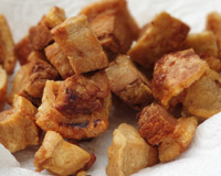 Fazer torresmo na panela de pressão é o jeito mais fácil e garantido de ter o petisco em casa rapidinho (igual de boteco)!