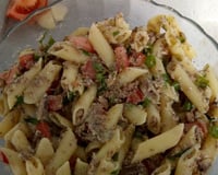 Salada de macarrão com sardinha