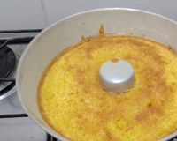 Bolo com milho de conserva e leite de coco