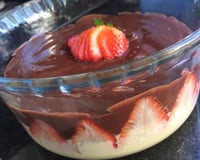 Bombom de morango na travessa