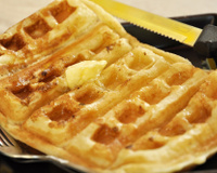 Waffle de pão de queijo para comer no café da manhã no fim de semana: aqui em casa só existe sábado depois de comer essa receita