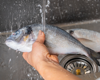 Deixe esse peixe de molho por apenas três minutos antes de grelhá-lo... Isso eliminará todo o cheiro