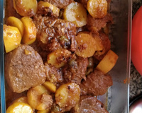 Carne assada com batatas douradas