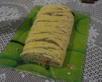 Pizza enrolada com recheio misto