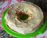 Bolo de iogurte com cobertura de leite condensado e limão