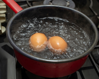 Por que os chefs profissionais não continuam cozinhando ovos depois de levá-los à fervura: o segredo para um prato perfeito