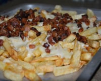 Batata frita com queijo e bacon