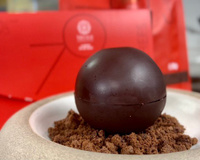 Esfera de chocolate recheada com mousse e cocada cremosa