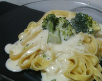 Espaguete ao molho branco com brócolis