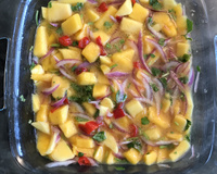 Ceviche de manga marinado com limão, cebola e temperos