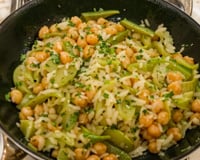 Grão-de-bico com legumes