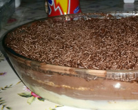 Pavê de bolacha maisena com creme branco e creme preto