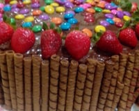Bolo de chocolate com guloseimas