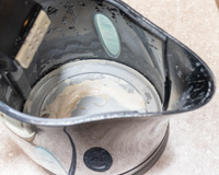 Deixei de usar ácido e vinagre na chaleira: descobri uma maneira mais barata e eficaz de remover o calcário