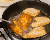 Antes de fritar, faça isso: dica fácil impede que o óleo espirre com um detalhe que faz toda a diferença