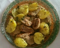 Filé mignon suíno com batata assada na manteiga e salsa