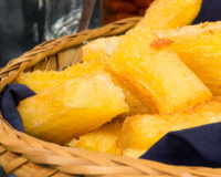 Como fazer mandioca assada crocante