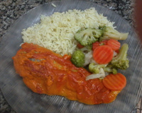 Filé de merluza rápida, com requeijão e molho de tomate