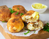 Risoto empanado é a nova moda culinária: veja como fazer esse petisco delicioso