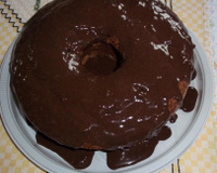 Bolo cremoso de chocolate e coco