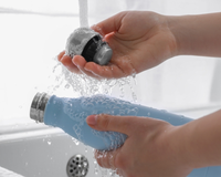 O hábito simples que protege sua saúde: lavar a garrafinha de água todos os dias igual faz com os copos