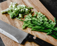 Descubra se quem tem diabetes deve incluir a cebolinha na dieta