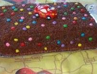 Bolo de chocolate com recheio de beijinho e pêssego