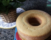 Bolo simples com raspas de limão