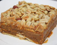 Fiz esse pavê de doce de leite com amendoim no final de semana e não sobrou nada, rasparam até a travessa