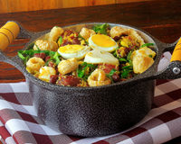 Minha avó mineira me ensinou a receita desse autêntico feijão tropeiro e faço todo final de semana