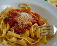 Macarrão com molho de tomate simples