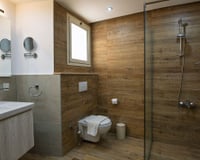 Uma solução que libera espaço no banheiro e melhora a acessibilidade está sendo muito utilizada em novas construções; veja as vantagens do chuveiro sem box