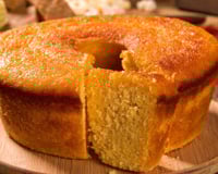 Bolo de fubá simples e fofinho com uma fatia cortada