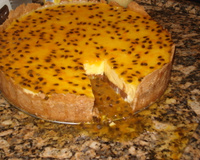 Torta de maracujá com chocolate meio amargo e branco