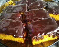 Bolo de cenoura com calda de chocolate