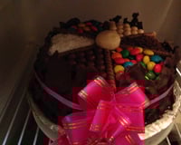 Bolo de chocolate com guloseimas