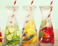 Receitas de água saborizada para se refrescar de um jeito fácil no verão