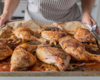 Água, alecrim e um molho especial: é isso que você deve fazer antes de levar o frango para assar (fica muito suculento!)